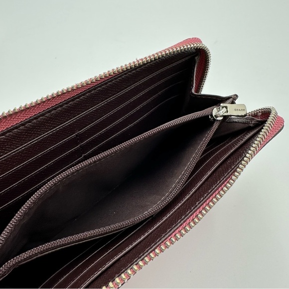 Coach Crossgrain Leather Accordion Zip Wallet
Metallic Antique Blush F21068 - Picture 13 of 15